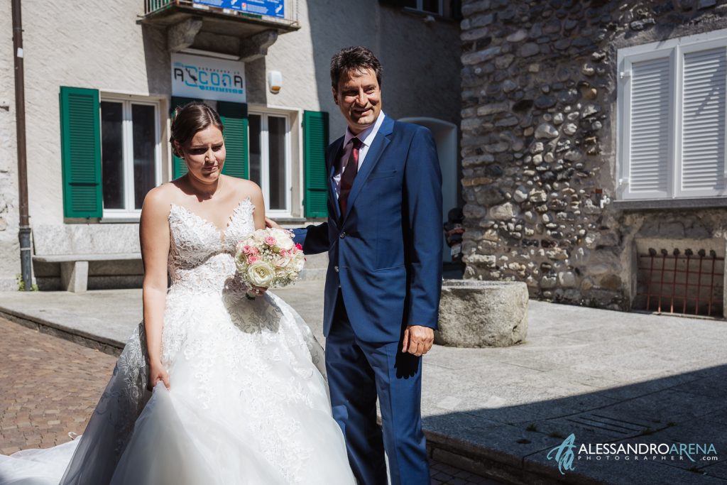 La sposa incontra il padre e si emoziona 