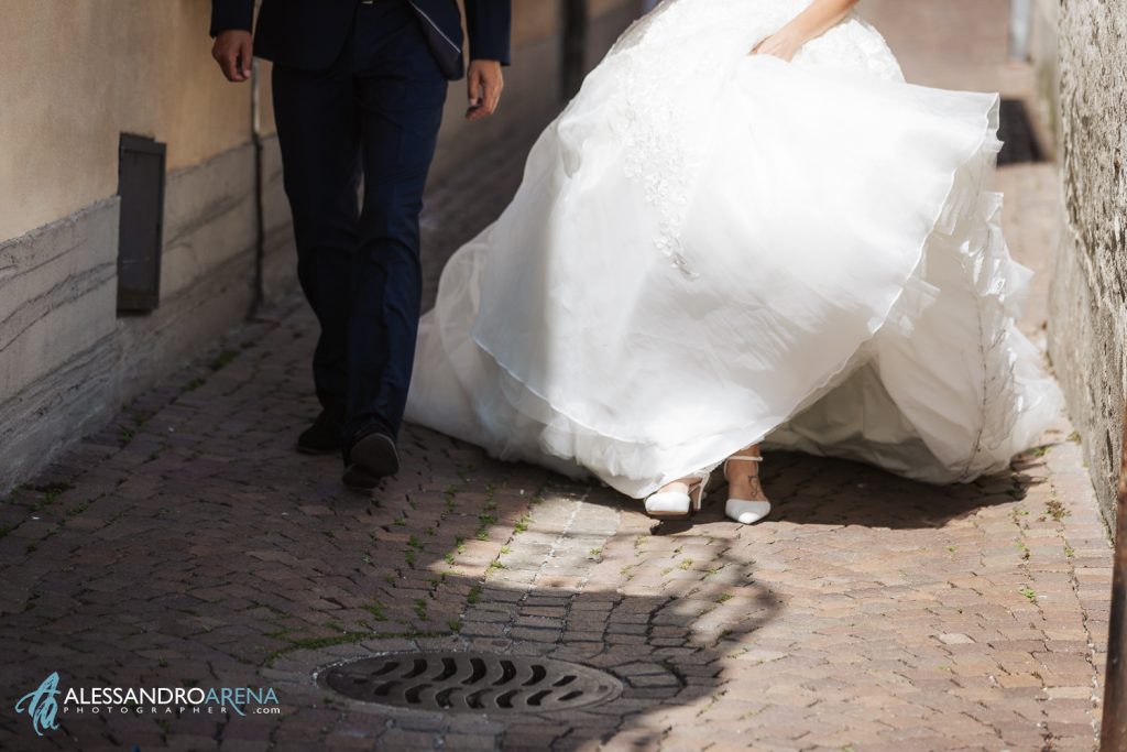 Dettaglio delle scarpe della sposa