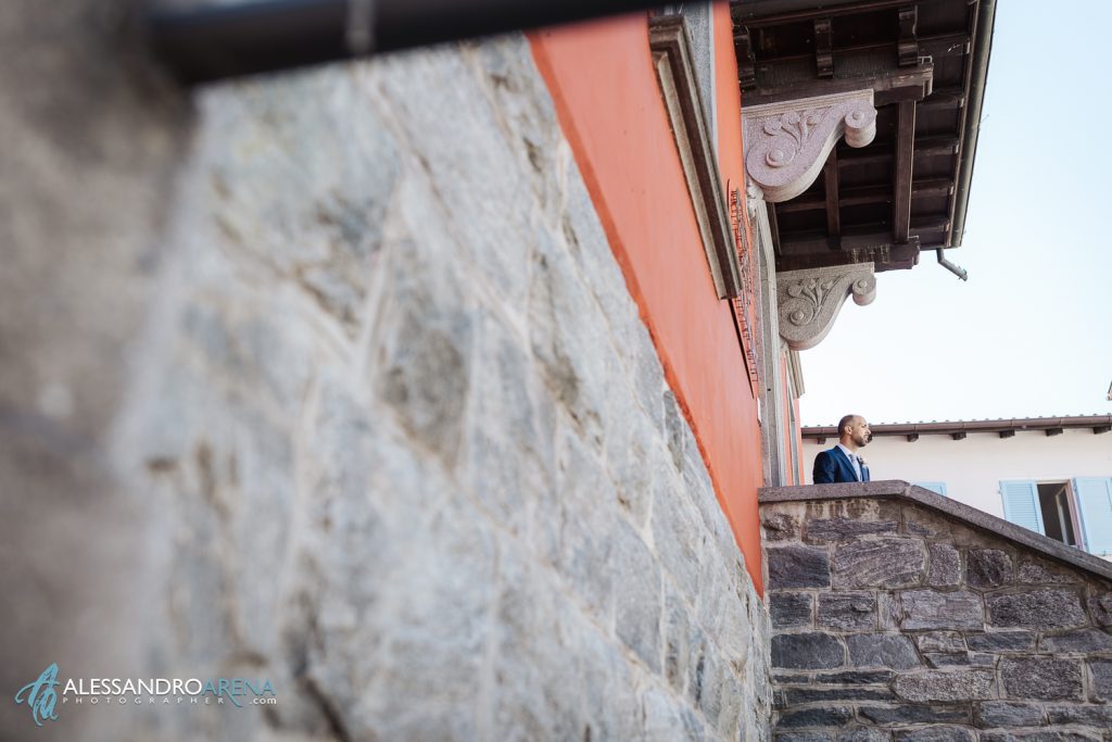 Sposo davanti l'ingresso del municipio di Ascona