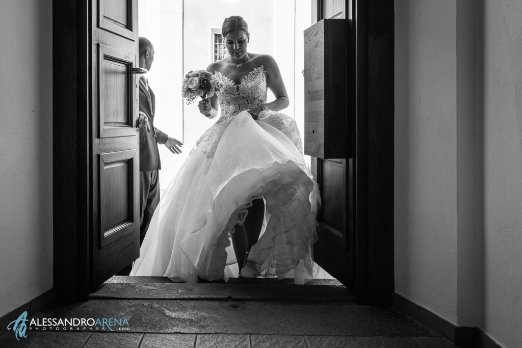 La sposa entra al municipio di Ascona per il rito civile