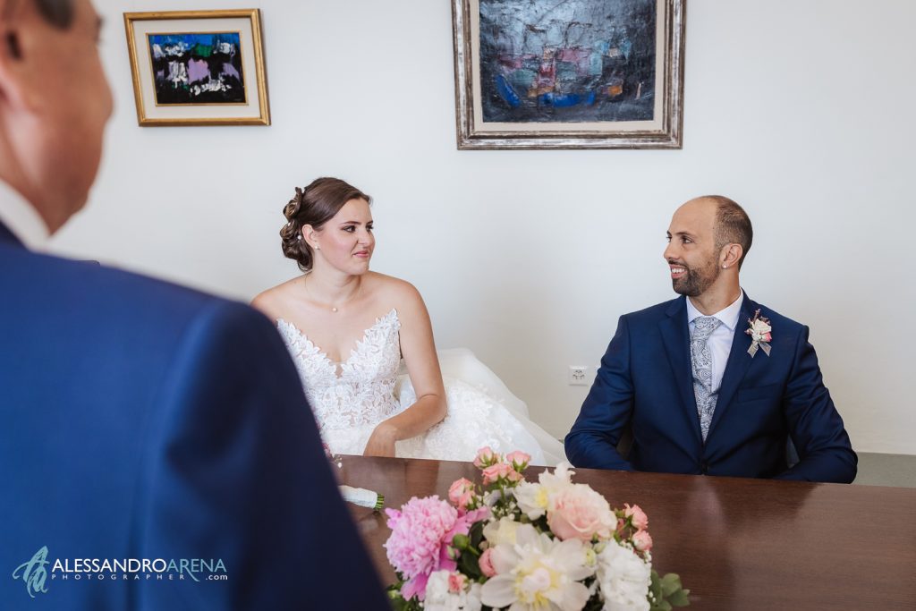 Matrimonio ad Ascona, rito civile al municipio, sguardo tra gli sposi