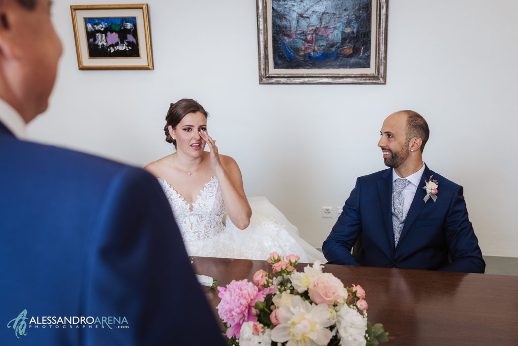 Matrimonio ad Ascona, rito civile al municipio, la sposa si emoziona