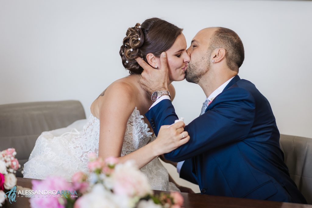 Matrimonio ad Ascona, rito civile al municipio, bacio degli sposi
