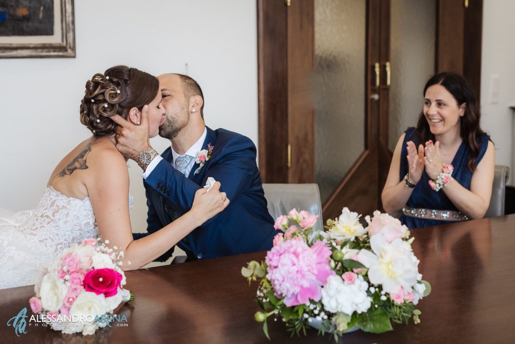 Matrimonio ad Ascona, rito civile al municipio, bacio degli sposi