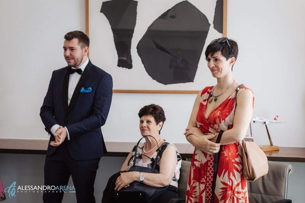 cerimonia civile al municipio di Ascona, gli invitati applaudono