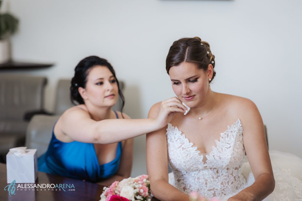 cerimonia civile al municipio di Ascona,la testimoe asciuga le lacrime della sposa