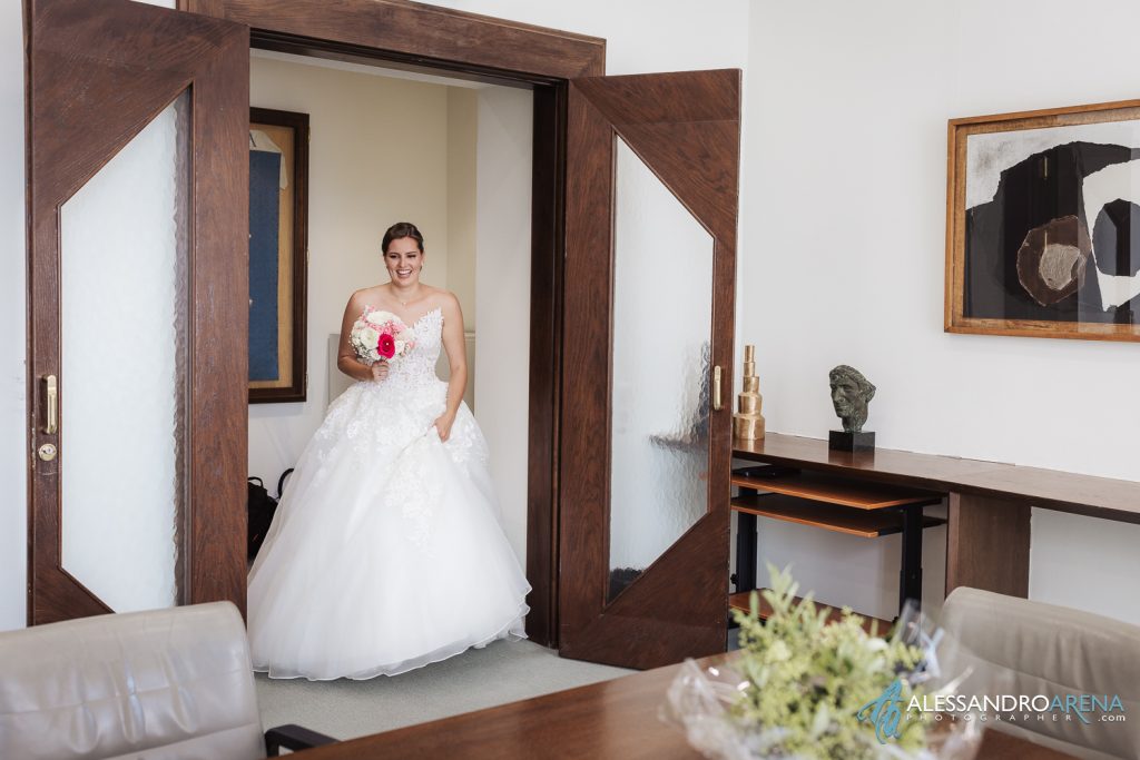 La sposa entra nella sala del municipio di Ascona per il rito civile