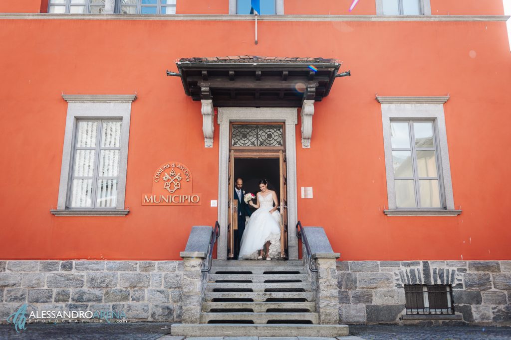 I novelli sposi escono dal municipio di Ascona dopo la cerimonia civile