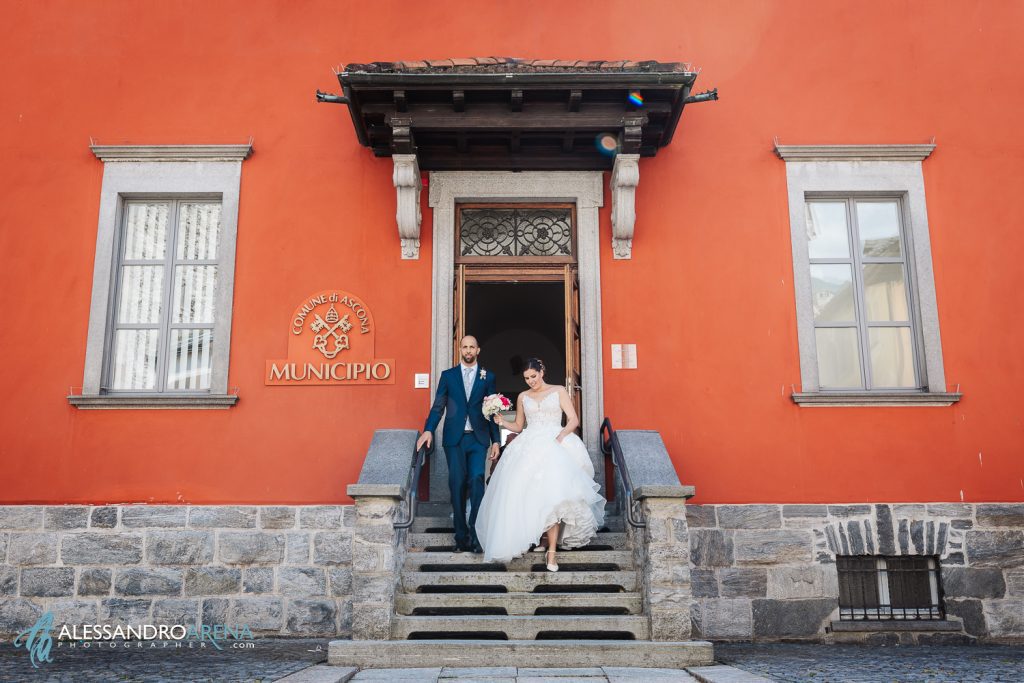 I novelli sposi escono dal municipio di Ascona dopo la cerimonia civile