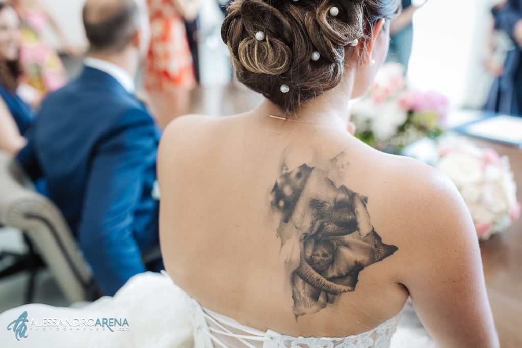 Dettaglio del tatuaggio della sposa