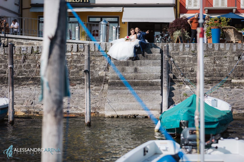 Sposi sul molo del lungolago di Ascona