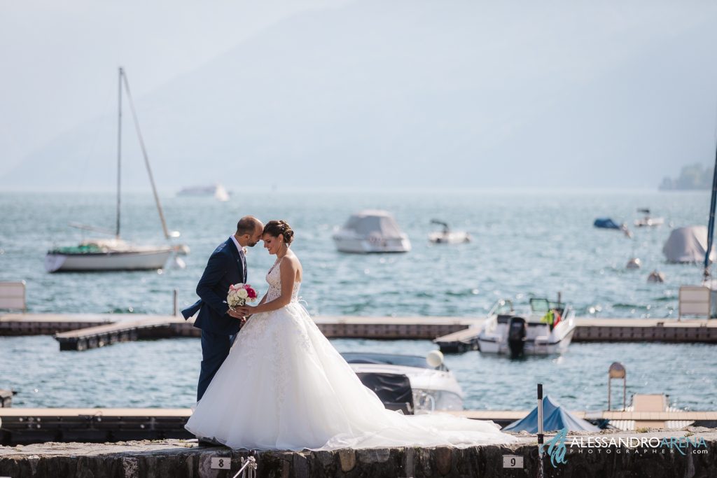 Sposi sul molo del lungolago di Ascona