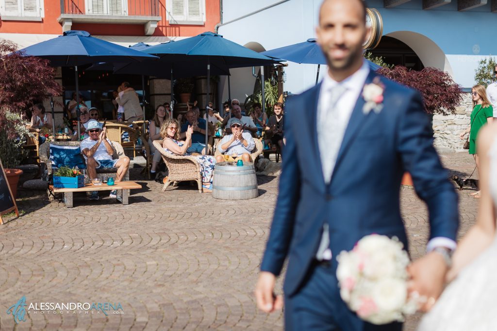 I turisti applaudono gli sposi sul lungolago di Ascona