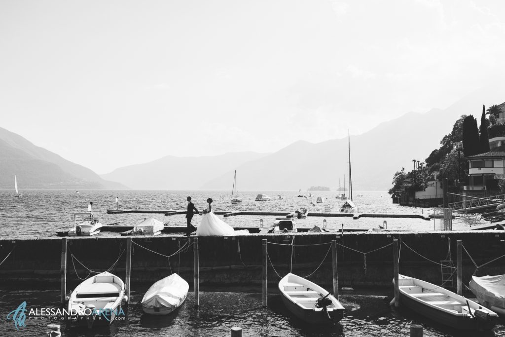 Sposi sul molo del lungolago di Ascona