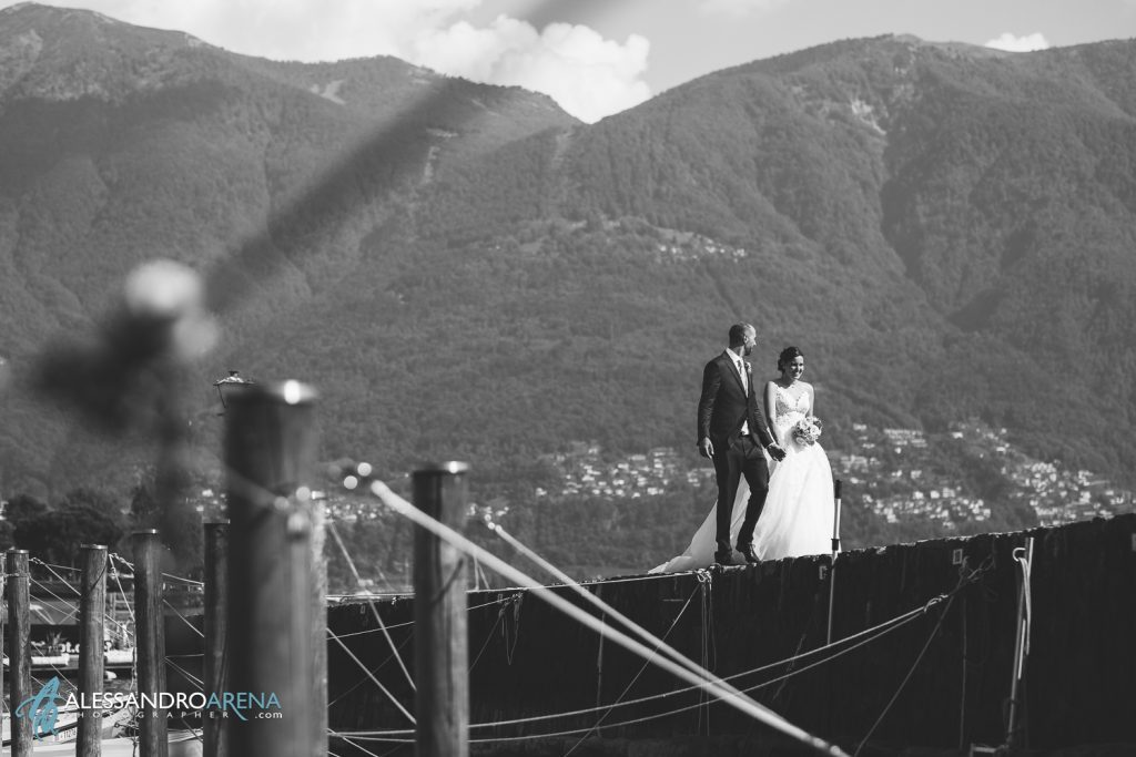 Sposi sul molo del lungolago di Ascona