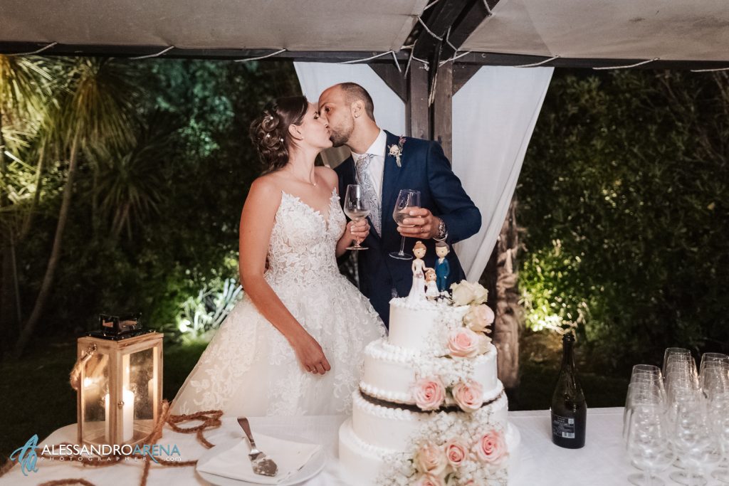 Bacio tra gli sposi al taglio della torta