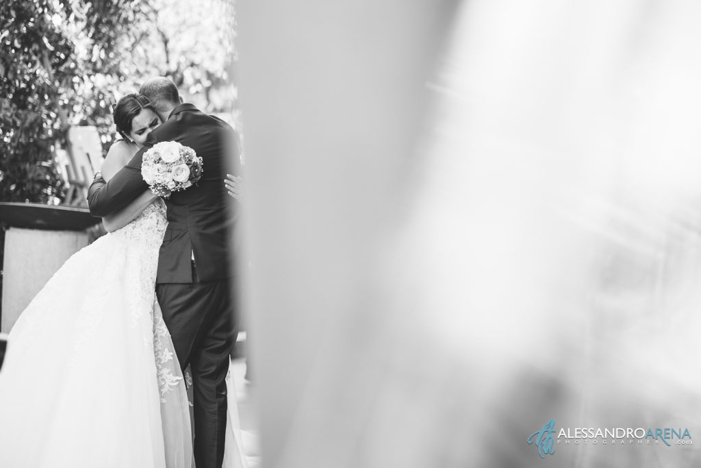 Gli sposi si abbracciano al loro arrivo in location, Lido Beach Cannobio