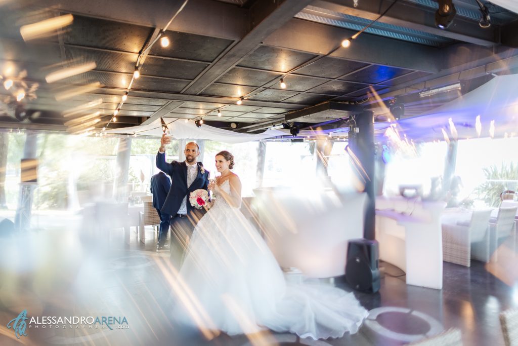 Gli sposi brindano al loro arrivo in location, Lido Beach Cannobio