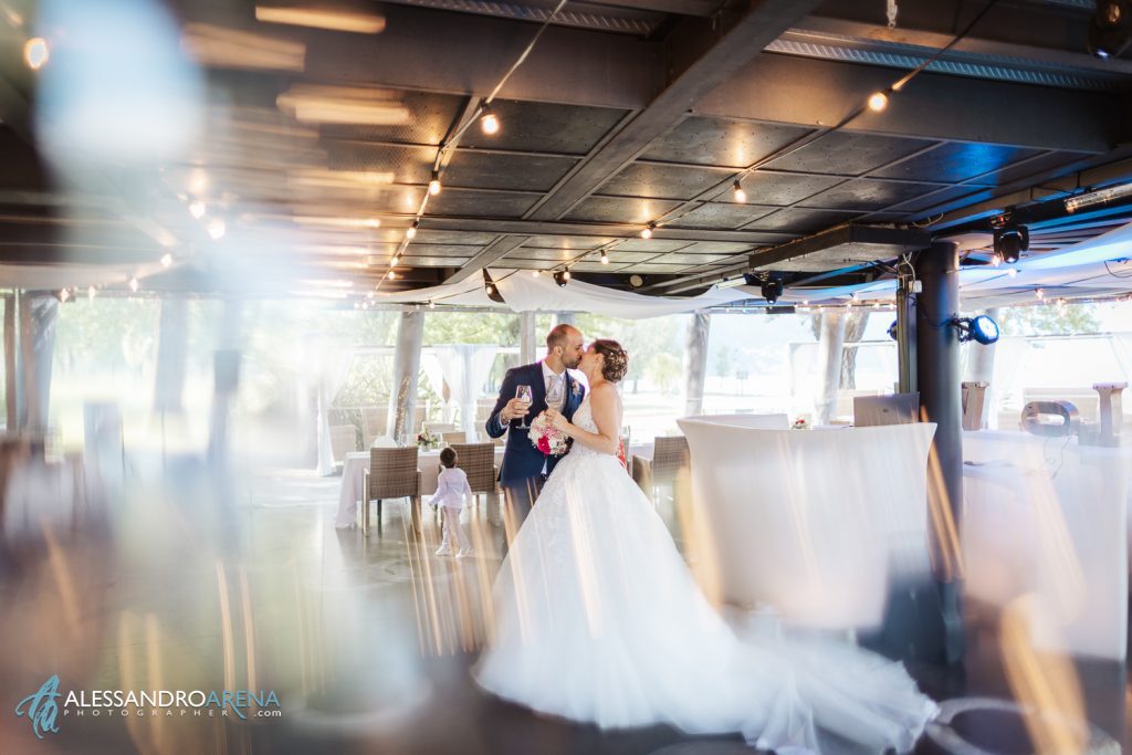 Gli sposi brindano al loro arrivo in location, Lido Beach Cannobio