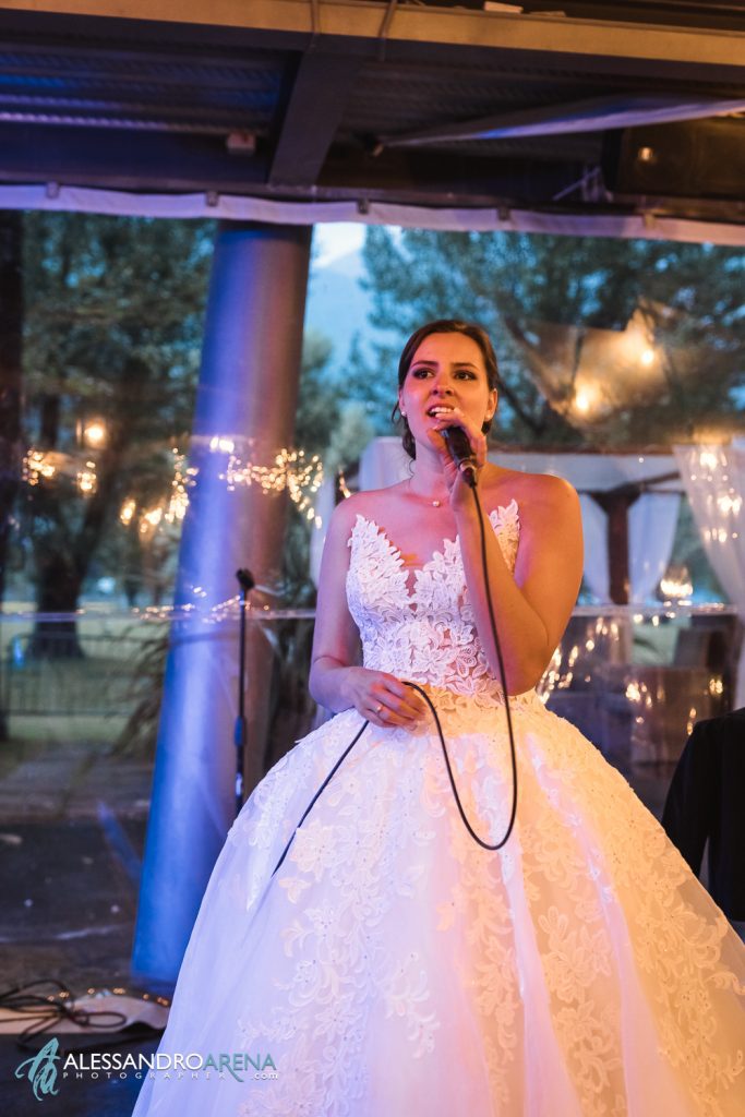 La sposa canta una canzone e la dedica al martito