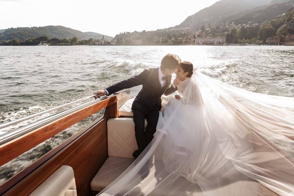 Fotografo matrimonio Como, sessione fotografica sposi in motoscafo.