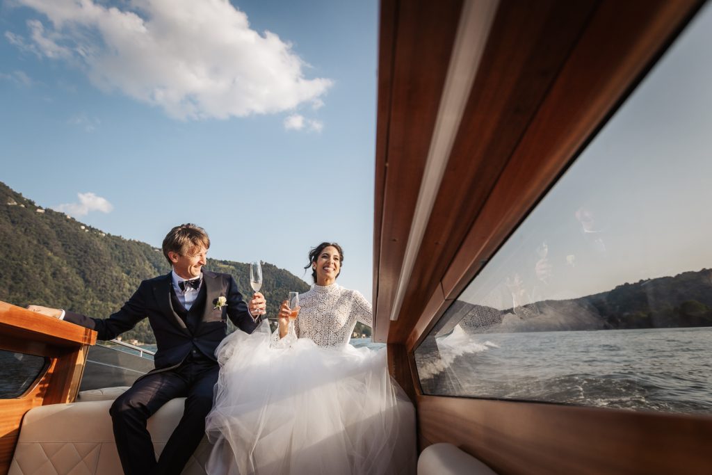 Fotografo matrimonio Como, sessione fotografica sposi in motoscafo.