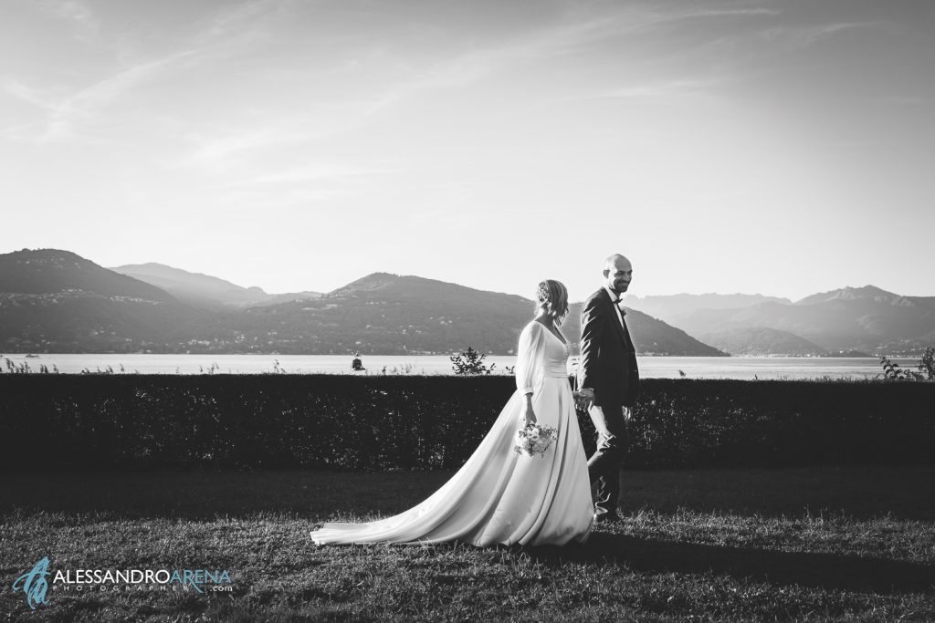 Gli sposi passeggiano in riva al lago