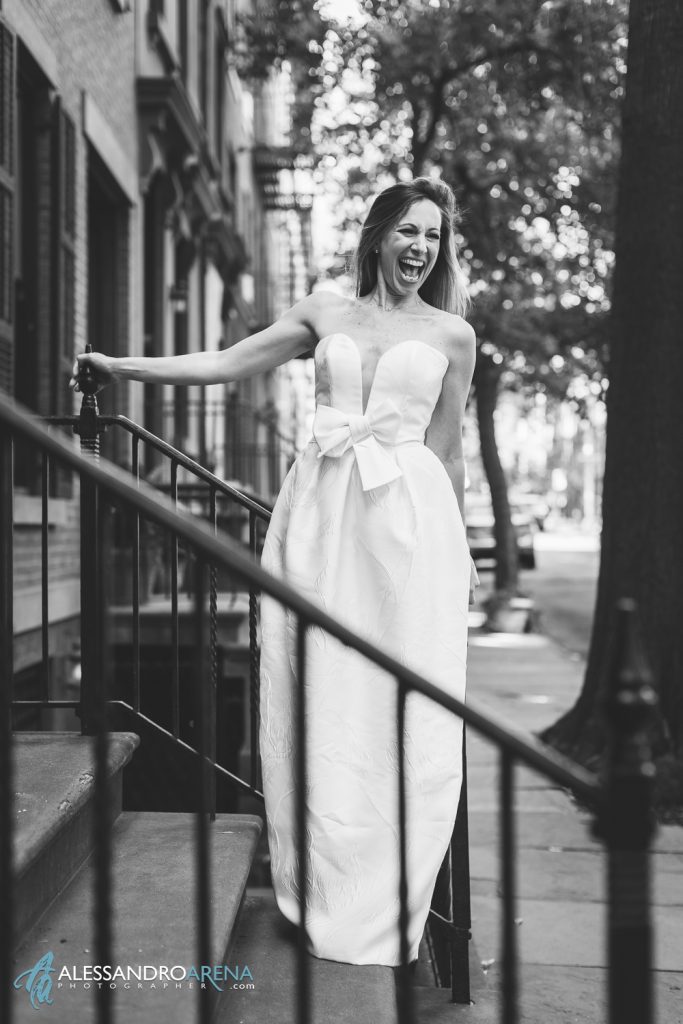 La sposa fa una posa divertente, indossa un abito di Simone Marulli