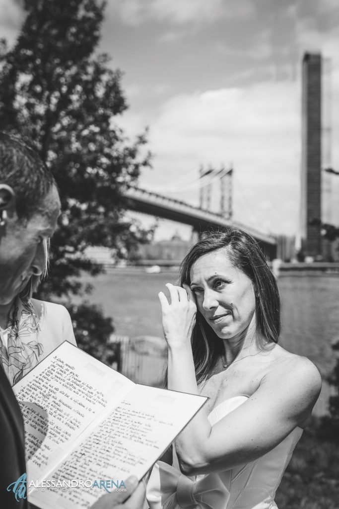 La sposa si emoziona durante la lettura delle promesse