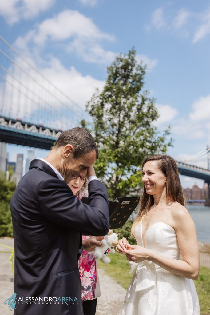 Lo sposo si emoziona durante la cerimonia a Dumbo