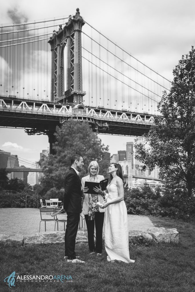 Paola Rossi wedding planner da inizio alla cerimonia a Dumbo, sullo sfondo il Manhattan