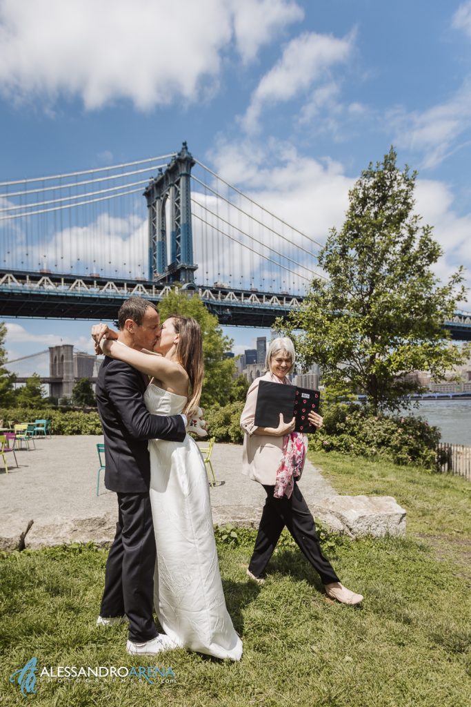 Gli sposi si baciano al termine della cerimoni a Dumbo