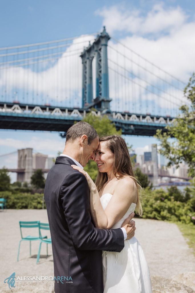 Coccole degli sposi durante a cerimonia