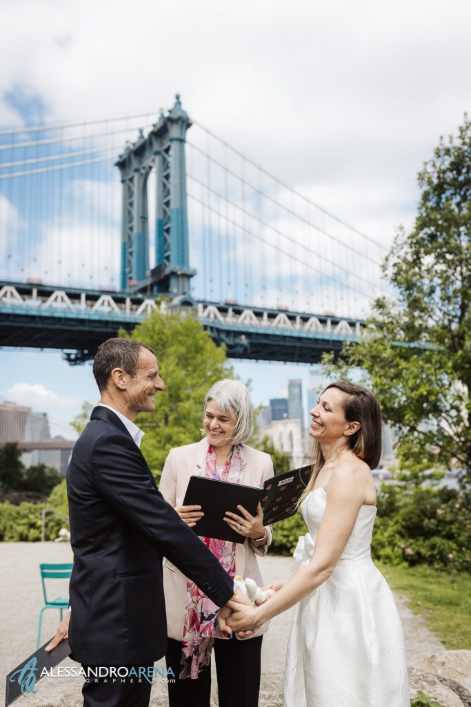 Cerimonia di matrimonio a Dumbo, sullo sfonfo il Manhattan Bridge