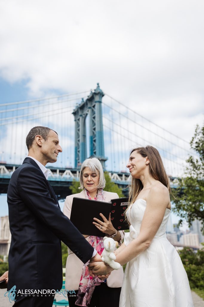 Sguardi tra gli sposi durante la cerimonia a Dumbo, Manhattan Bridge