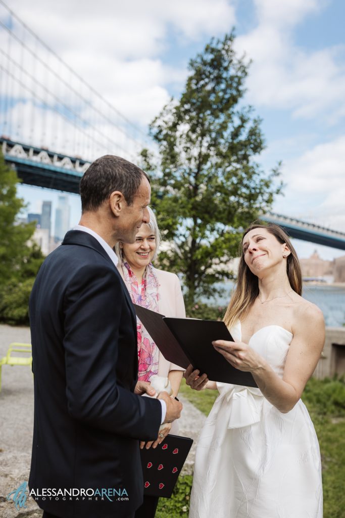 La sposa si emoziona durante lo scambio delle promesse