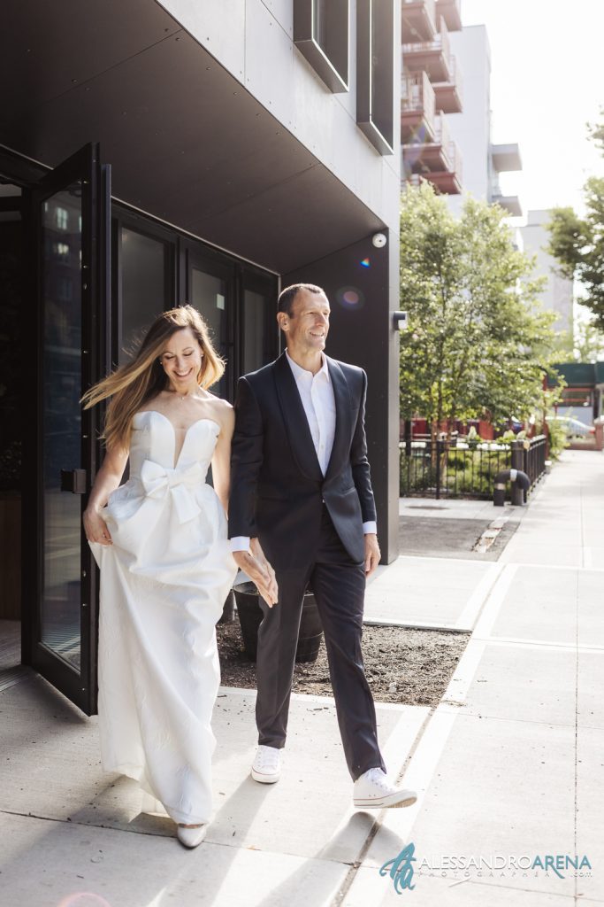 Gli sposi escono per andare nel luogo dove si terrà la cerimonia