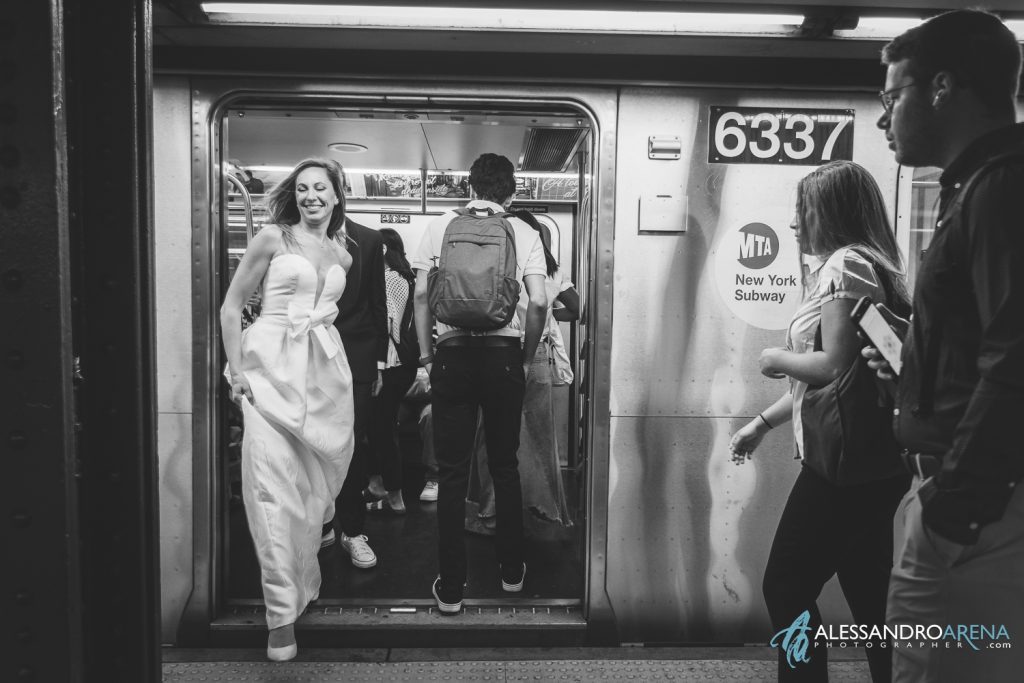 Gli sposi scendono dalla metropolitana