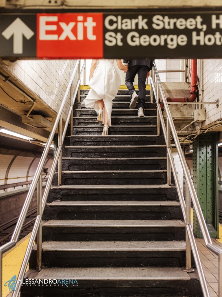 Gli sposi escono dalla New York City Subway