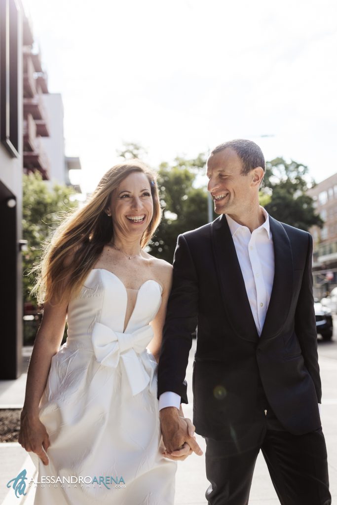 Gli sposi fuori dal loro appartamento