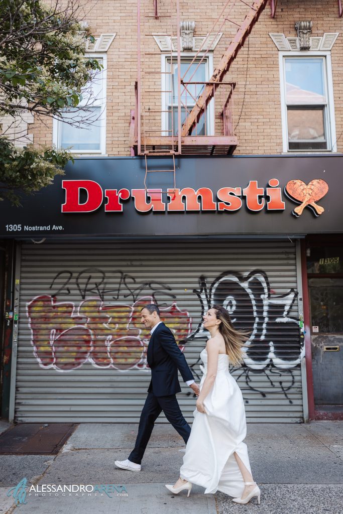 Gli sposi a Brooklyn raggiungono la metropolitana