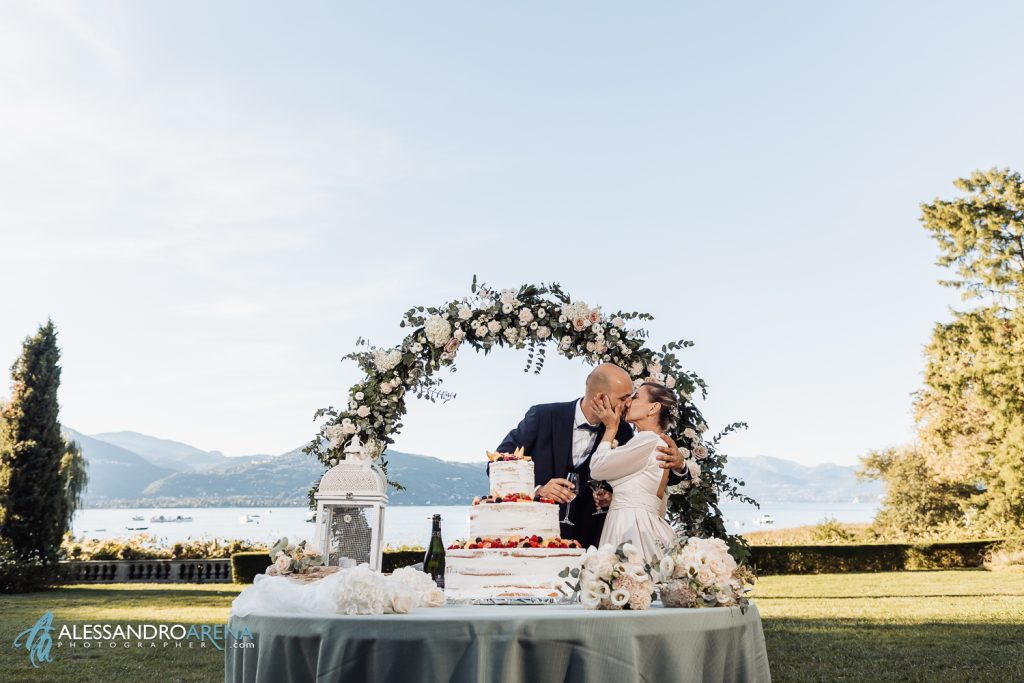 Bacio degli sposi al tagli della torta