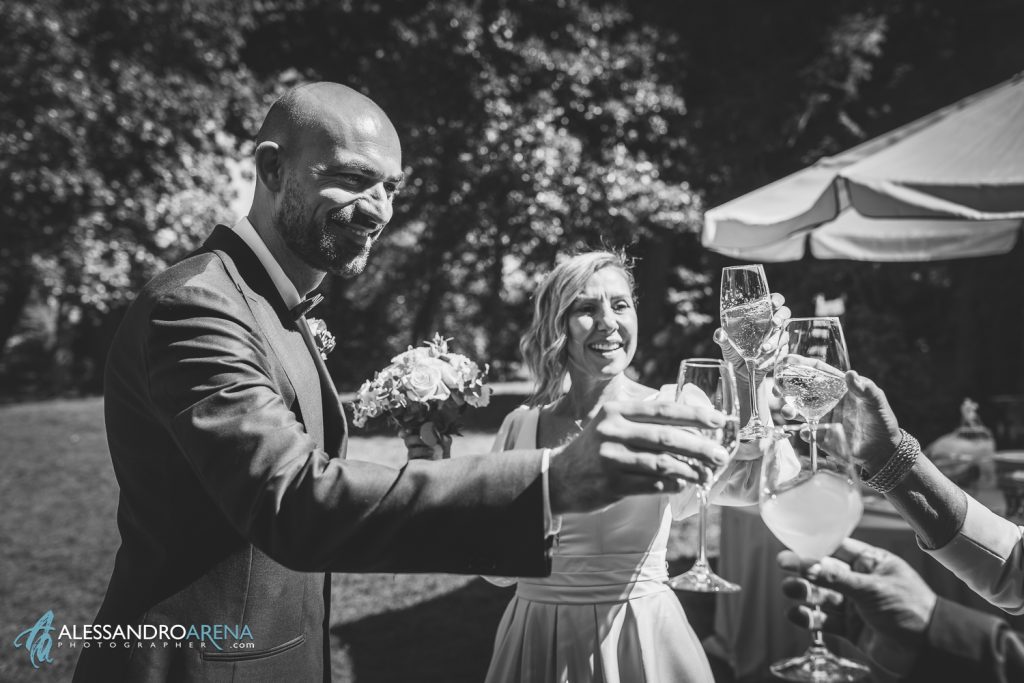 Bridisi degli sposi con gli invitati