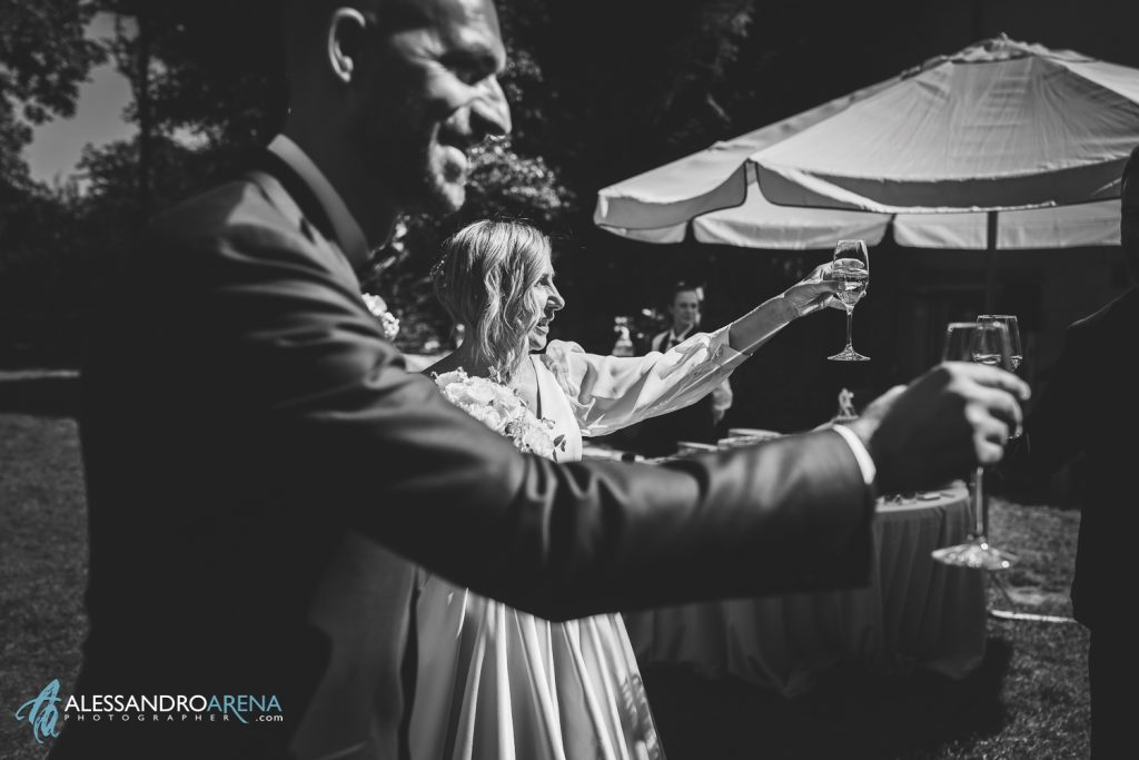 Gli sposi brindano con gli invitati