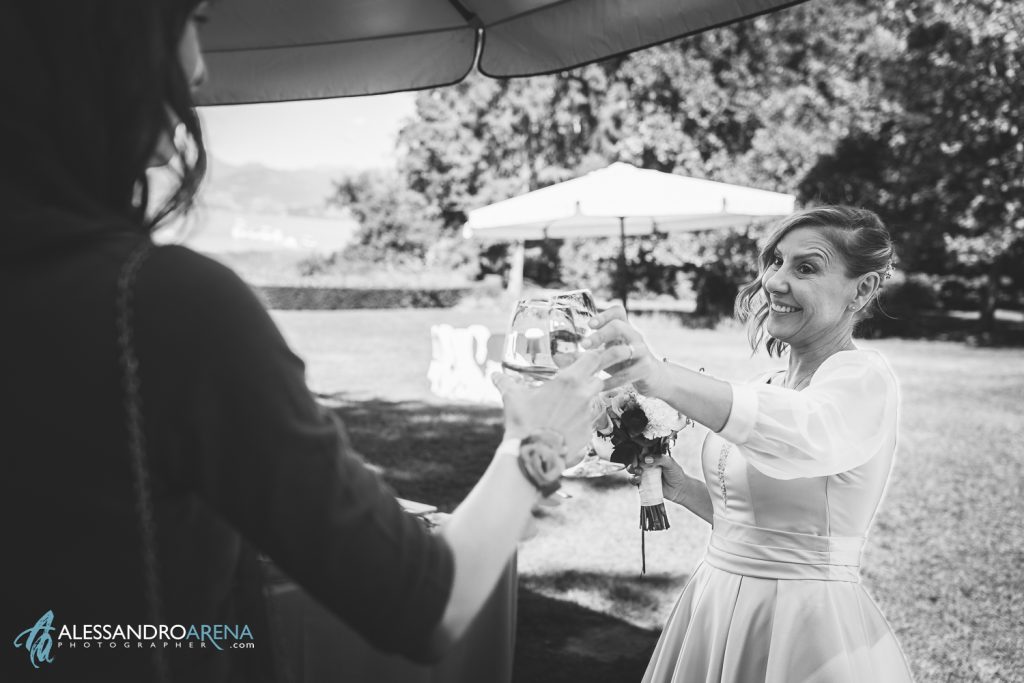 La sposa brinda con l'amica