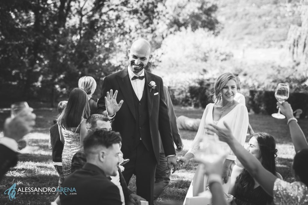 Gli sposi si godono l'aperitivo con gli invitati