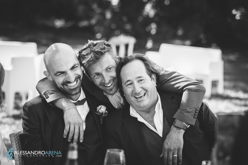 Lo sposo felice con gli amici