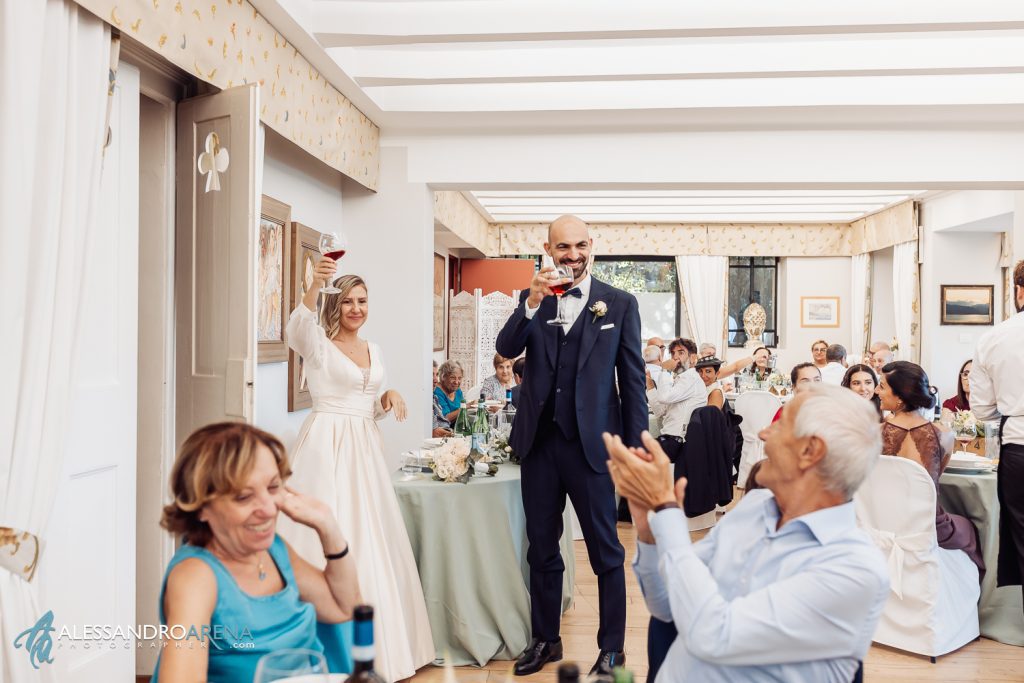 Gli sposi brindano