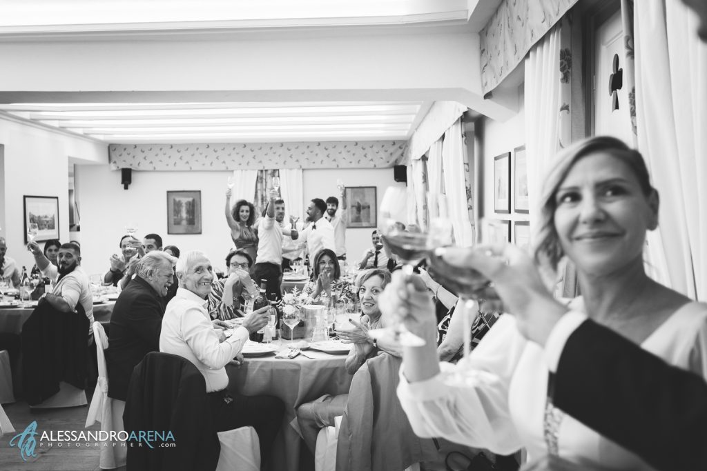 Invitati brindano agli sposi