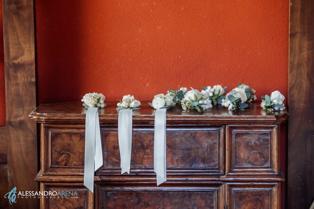 Dettaglio fiori per damigelle e fiori per l'occhiello